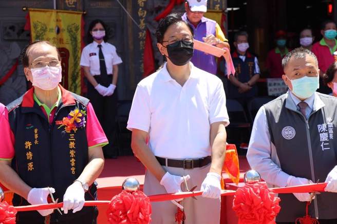 国民党桃园市长参选人张善政（中）今（21）日出席中坜三教紫云宫恩主公关圣帝君圣诞暨救护车捐赠仪式。（蔡明亘摄）
