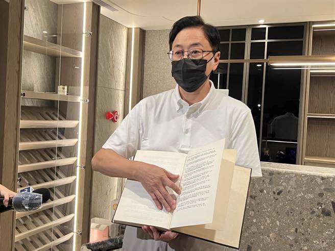 国民党桃园市长参选人张善政拿出自己的博士论文，并拍胸脯挂保证「如假包换」。（资料照片/游念育摄）