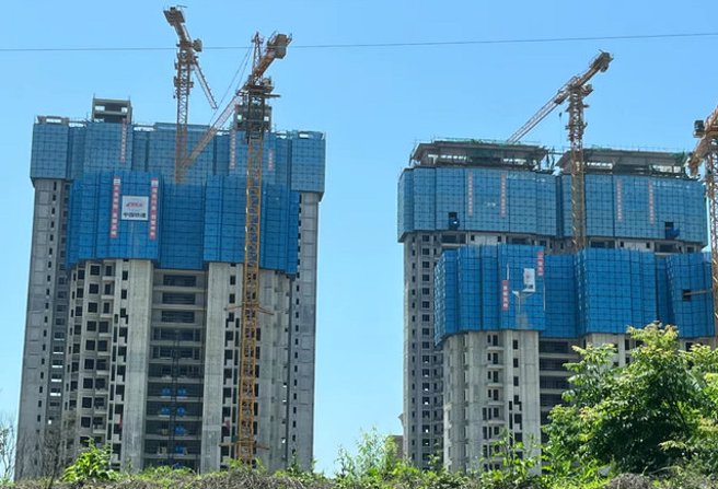 国资企业背景的开发商绿地控股在武汉一处新楼盘，于去年启动预售，但楼盘已停工约9个月。预购的业主到湖北省政府银保监会大楼前集结抗议，以停贷威胁，要求限期復工。（图／红星新闻）