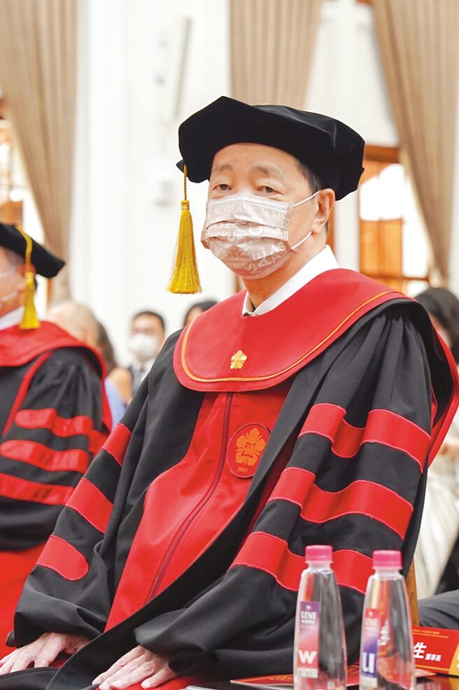 日月光投控董事长张虔生获成功大学名誉博士学位。图／业者提供
