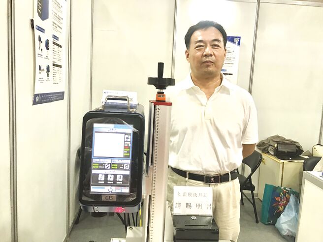 创顶负责人陈志仁及CNC履歷雷射机打标一体机。图／蔡荣昌