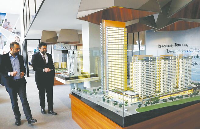 經驗顯示歷來通膨上升期間，美國REITs表現勝過其他實質資產，因主要收入為不動產租金，股息收益較穩定且相對高。圖／路透