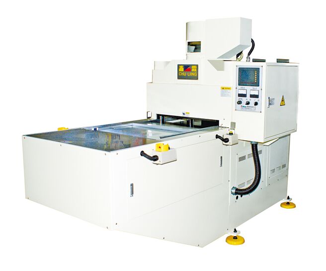 矗霖机械CSS-603M高精度四柱式油压裁断机（伺服送料），德国钢板（超精度）百分百，可代替传统式鉆板，是无尘室厂房中最佳的专用机种。图／矗霖机械提供