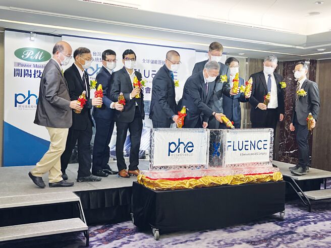 開元佳能與全球儲能市場領導廠商Fluence於7月1日共同簽署結盟合約；圖為行政院副院長沈榮津帶領冰雕注酒儀式。圖／陳逸格