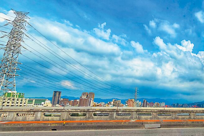 高温来袭，用电量不断攀新高，台湾缺电问题迫在眉梢，政府该如何解决，是民眾迫切需要的答案。（邓博仁摄）