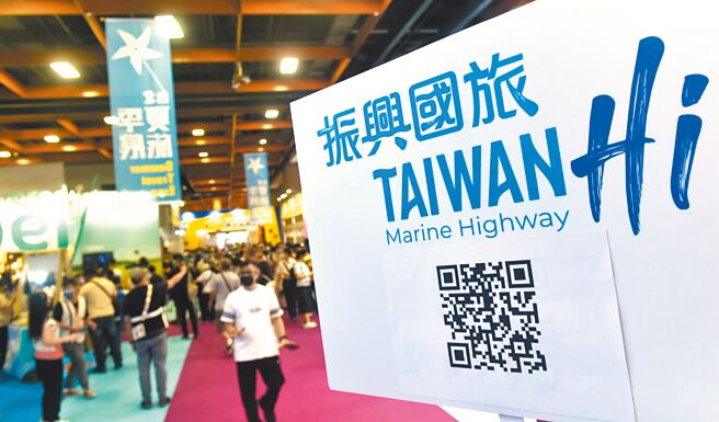 交通部观光局推出悠游国旅补助，市场反应热烈。图为「2022台北国际夏季旅展」现场，业者纷纷祭出旅展限定优惠，抢攻国旅商机。（图／顏谦隆）
