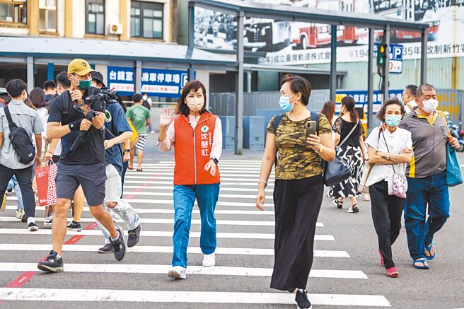 民進黨新竹市長參選人沈慧虹20日預告將打「新媒體戰」，推出全新社群新節目「慧虹的認真散步」。（陳育賢攝）