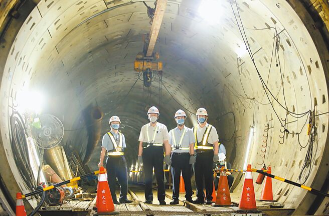 台北市长柯文哲20日视察台北捷运信义线东延段潜盾隧道贯通工程，搭电联车前往信义线营运储车隧道末端，再步行到刚贯通的东延段隧道。（陈俊吉摄）