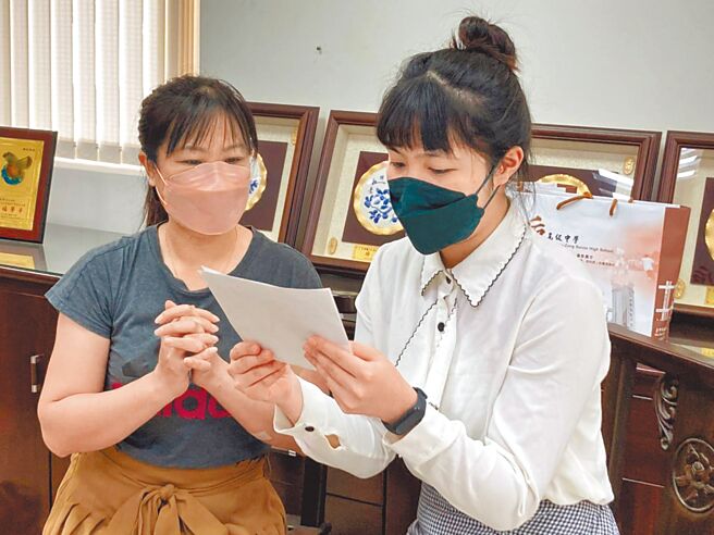 曾林美婷（右）以克难方式学越南话，对远方母亲说出获总统教育奖殊荣。（台中市第二服务站提供／陈淑娥台中传真）