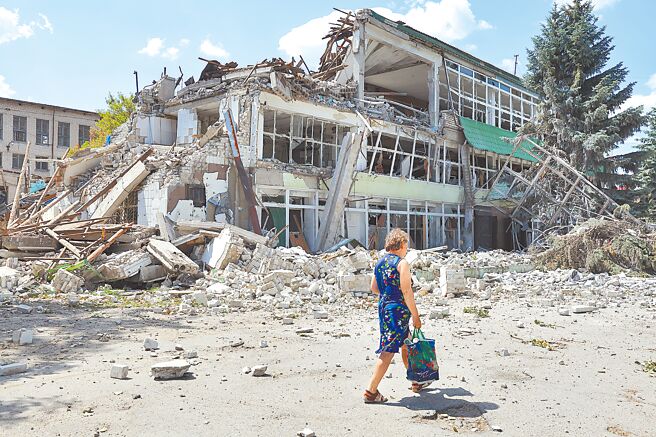 乌克兰总统幕僚长叶尔马克20日表示，乌克兰必须在冬季前赢得与俄罗斯的战争，以防俄罗斯长期作战。图为在卢甘斯克地区的利西昌斯克，当地居民走过一处被损毁的建筑。（新华社）