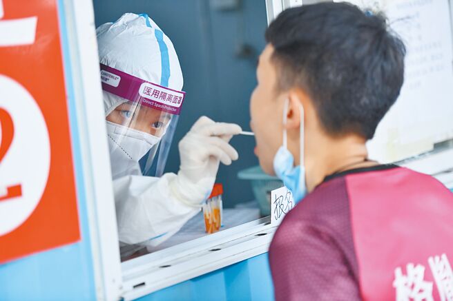 大陆近期疫情反弹，多地爆发病例，国务院副总理孙春兰强调新版防控方案不是放松，而是要求精准。图为7月20日，成都市民进行核酸检测。（中新社）