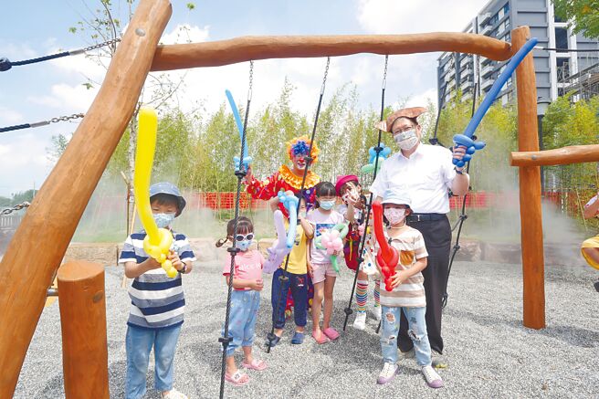 芎林公4特色公园即将启用，园内设置竹县首创水雾设施，让亲子们在炎热的夏天玩起来舒适凉爽。（新竹县府提供／邱立雅竹县传真）