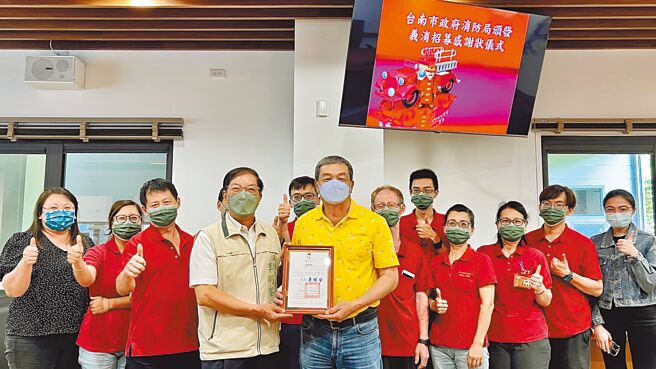 台南市消防局第二大队官田分队20日结合辖内厂商工丰企业在厂区办理自主防灾演练。（张毓翎摄）