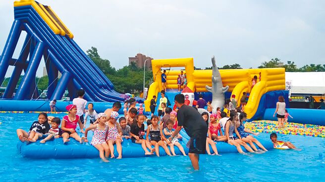 旗津黑沙玩藝節本周加碼氣墊嘉年華，要讓小朋友玩到欲罷不能。（高市觀光局提供／柯宗緯高雄傳真）