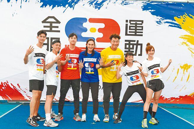 夏浦洋（左起）、曾昱嘉、江宏杰、钱薇娟、郭泓志、陈妤、翁滋蔓昨出席《全明星4》记者会。（三立提供）