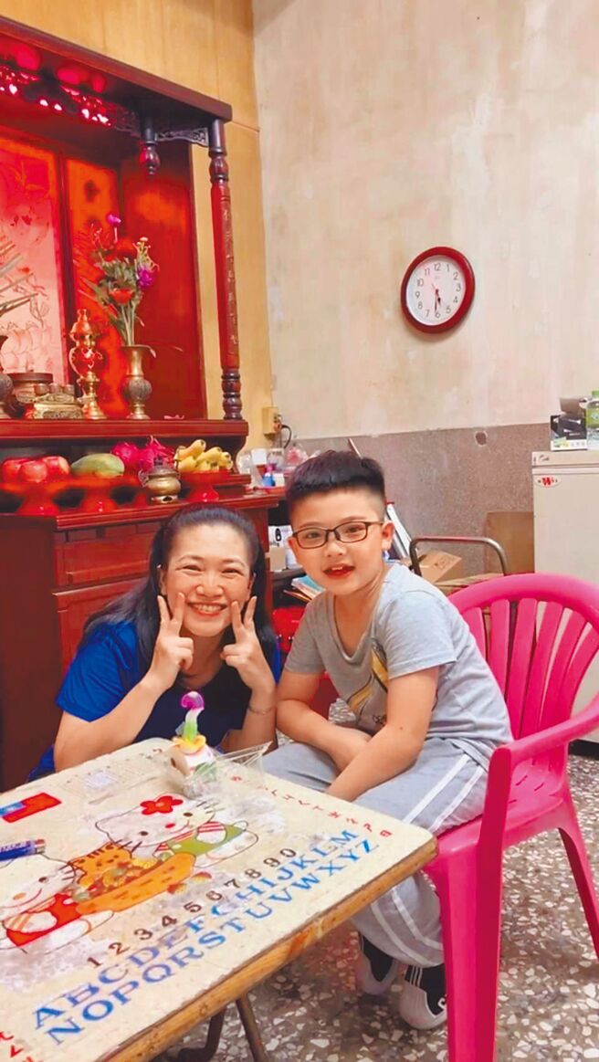 黃妃（左）日前歡慶48歲生日，開心曬出與兒子合照。（高雄流行音樂中心提供）