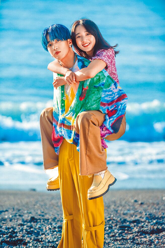 婁峻碩與李沐在MV中飾演一對甜蜜情侶。（想不到音樂工作室提供）