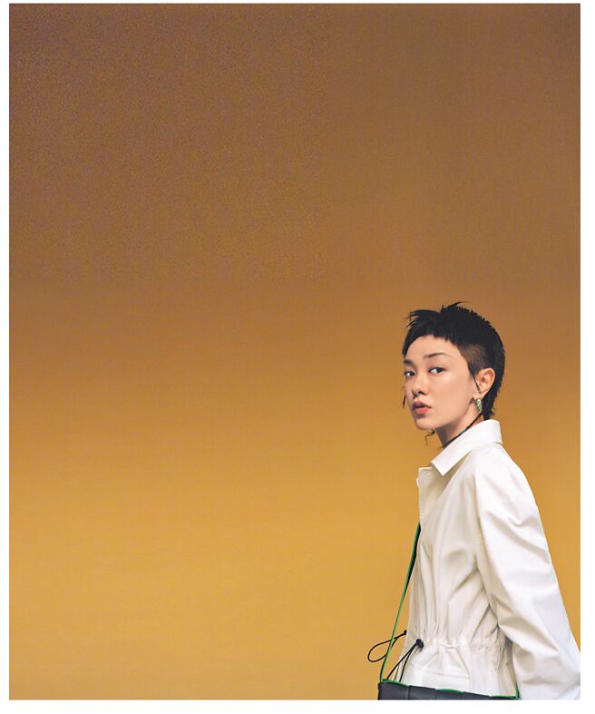 郭采潔近期整體造型中性帥氣，雖然網路評價兩極，但仍有忠實粉絲表示讚賞。（摘自郭采潔微博）