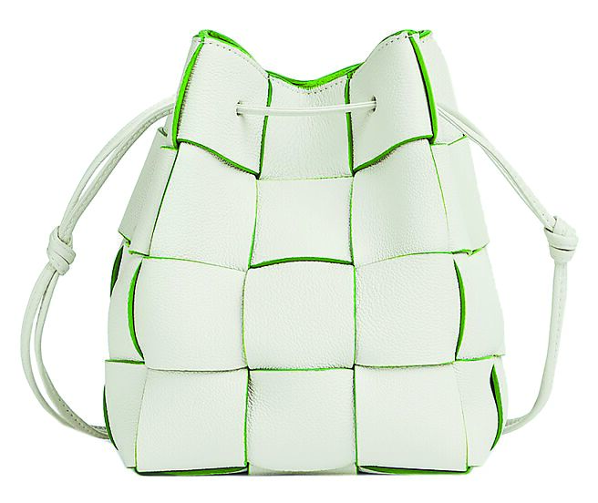 BV CASSETTE Fun Leather撞色牛皮水桶包 ，4萬3900元。 （BV提供）