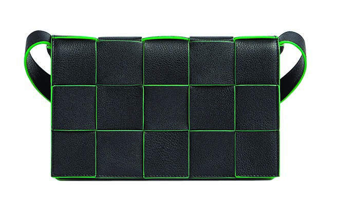 BV CASSETTE Fun Leather撞色牛皮編織斜背包，7萬9700元。（BV提供）