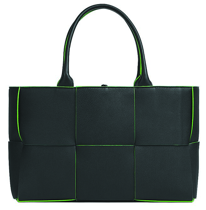 BV ARCO TOTE Fun Leather撞色牛皮托特包，9萬3800元。（BV提供）