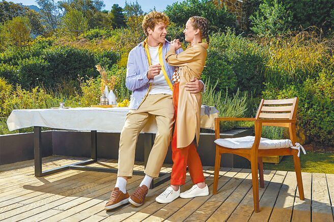 ECCO「SOFT7 柔酷7」男款陶土色，6380元；女款白色5980元。（ECCO提供）