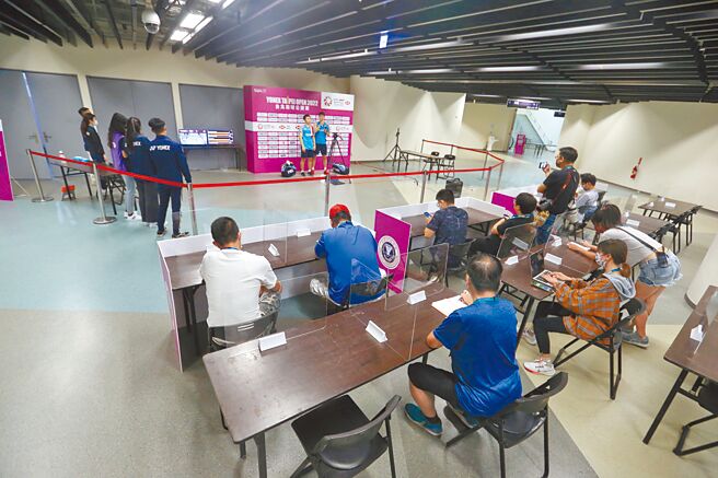 由于国内新冠肺炎疫情边境管制仍严格，台北羽球赛採取「泡泡模式」，至于媒体採访规定更加严格，只能在3楼区域拍摄，赛后受访也将记者与球员相隔甚远。（杜宜谙摄）