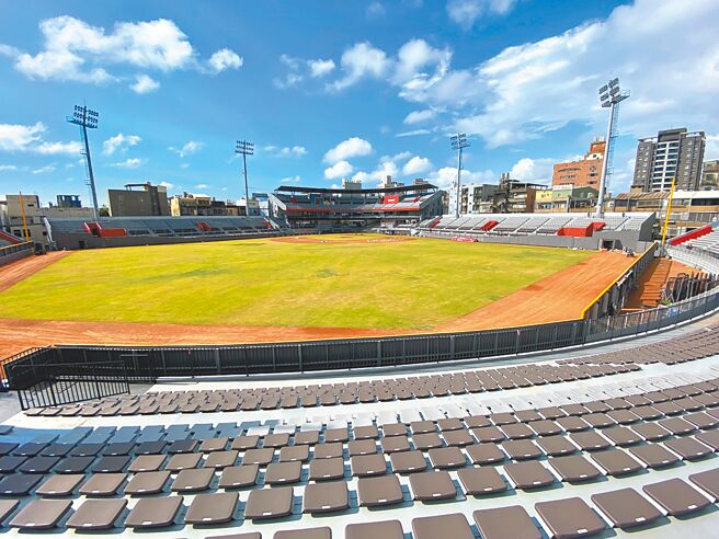 新竹市立棒球场回归倒数1天，味全龙22日起将在新竹主场对上富邦悍将3连战。（陈育贤摄）