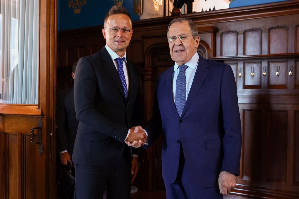 匈牙利外交部长西亚尔托（Peter Szijjarto）与俄罗斯外交部长拉夫罗夫（Sergei Lavrov）7月21日会晤（美联社）(photo:ChinaTimes)