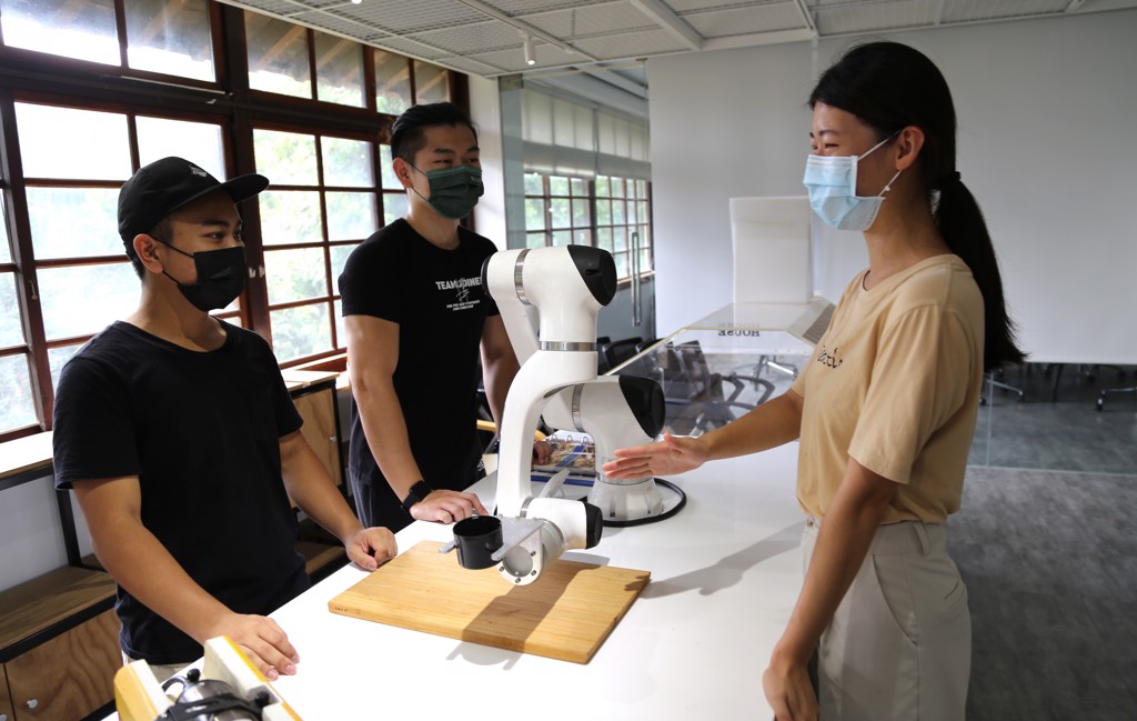 東海大學擁有AIOT智慧教室展示機械手臂。(照片/東海大學提供)