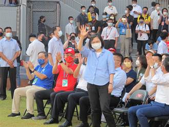 新竹棒球場「重生」首場賽事滿場 蔡英文：帶給市民滿滿感動