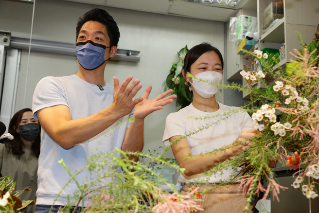 蔣萬安首場造勢活動的士林區後援會成立大會，將於7月31日登場。圖為蔣萬安（左）21日到內湖花市拜票並學習插花。（資料照片/季志翔攝）