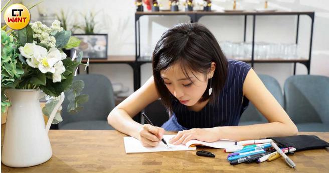 梁舒涵写了一手好字，还曾有影视作品邀请她写标准字。（图／侯世骏摄）