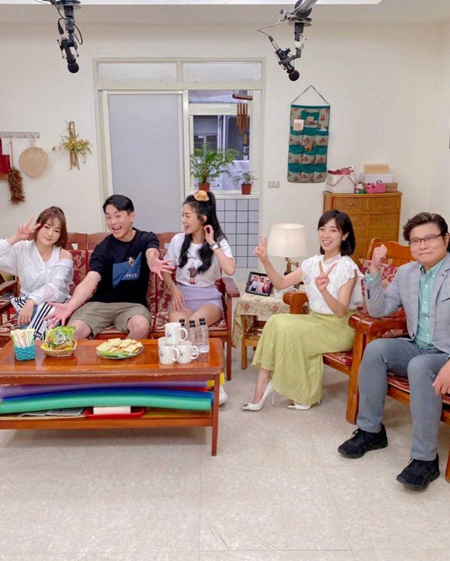 拍摄《美丽人生》让梁舒涵（右二）体验到不一样的人生。（图／取自梁舒涵脸书）