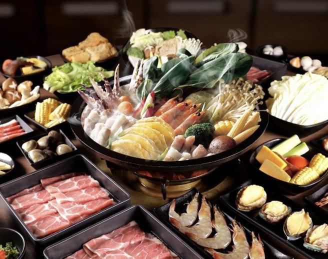 （为力拚夏季业绩，海霸王火锅品牌「前镇水产」推出「澎湃升级3.0版」，10款海鲜加6款肉品与自助吧，每人598元通通可以吃到饱。图／前镇水产）