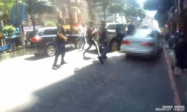 毒犯加速衝撞侦防车后逃逸。（警方提供／李奇叡新北传真）