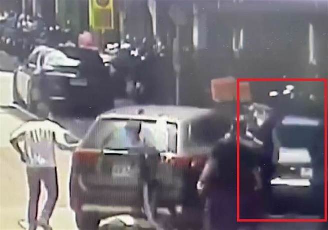 毒犯加速衝撞侦防车后逃逸。（警方提供／李奇叡新北传真）