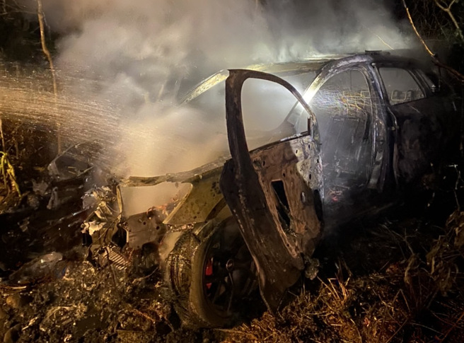 轮胎打滑撞树，火烧车，价值300多万元的奥迪瞬间烧成废铁。（图／民眾提供）