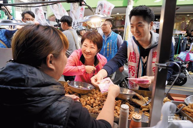 圖為國民黨立委蔣萬安（右）2018年1月時特別南下台中，陪同盧秀燕到沙鹿市場掃街拉票助選。（資料照／王文吉攝）
