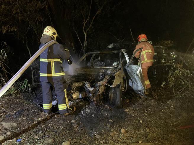 消防人员到场布线抢救后，轿车已被烧到只剩骨架。（翻摄画面）