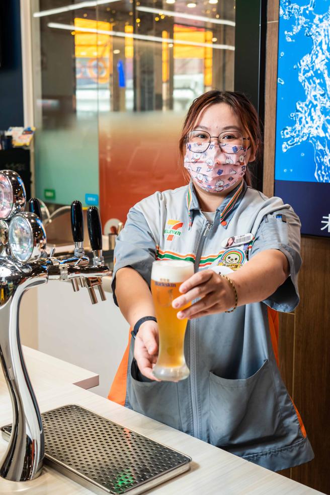 Global Mall 桃园A19因着与乐天桃园棒球场连通，在3楼连接天桥口的7-11更特别为球迷带来了现拉生啤酒。（石智中摄）