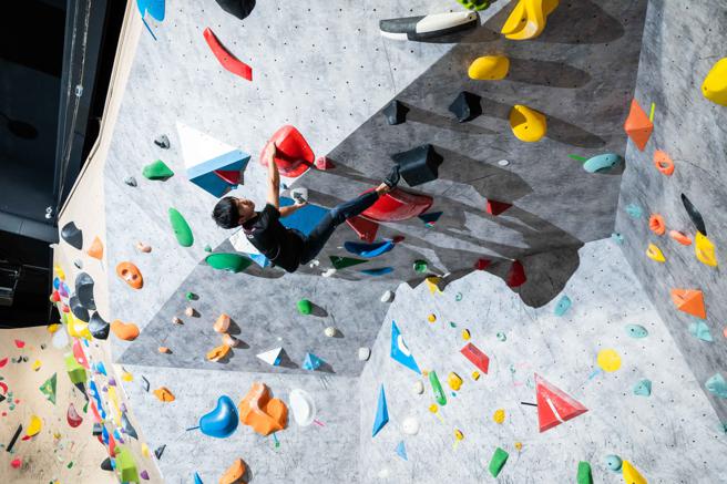 原岩攀岩馆馆内拥有10米高的上攀墙、多角度抱石墙面，不管是老手，又或是小孩或新手，都能轻松体验不同难易程度攀岩运动。（石智中摄）