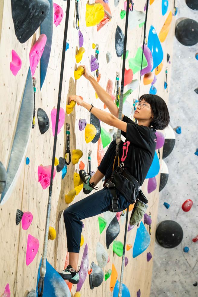 Global Mall 桃园A19引进了全台百货最大的「原岩攀岩馆」，不怕日晒雨淋也能随时体验攀岩乐趣。（石智中摄）