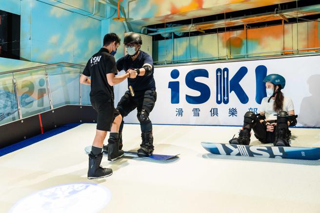 Global Mall 桃园A19的全台百货第一家专业滑雪场「iSKI滑雪俱乐部」，在专业资深滑雪教练带领下，能搭配单板Snowboard、双板Ski等进行各式训练课程。（石智中摄）