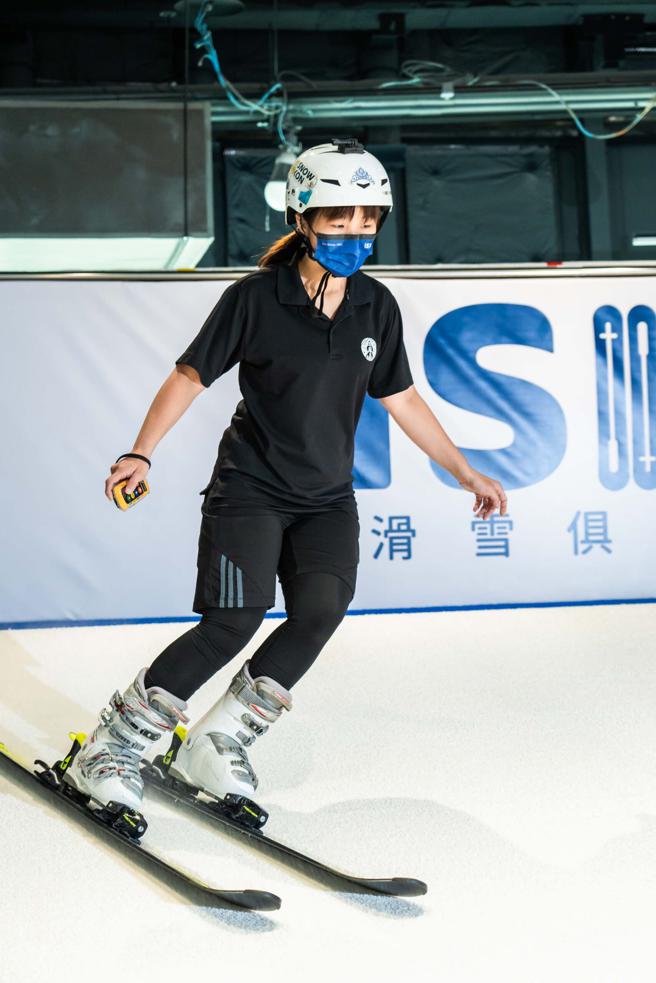 iSKI滑雪俱乐部全馆150坪的空间里，就有两座长达10公尺、全台唯一欧洲原装进口的大型「滑雪模拟机」，不必等冬天出国也能练习滑雪。（石智中摄）