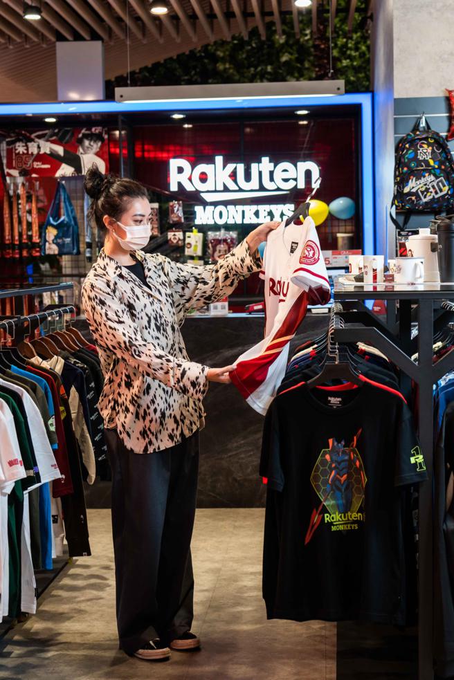 Global Mall 桃园A19为了推广运动、持续扩大与乐天桃猿队的合作，馆中还设有「Rakuten Monkeys」乐天桃猿品牌柜位。（石智中摄）