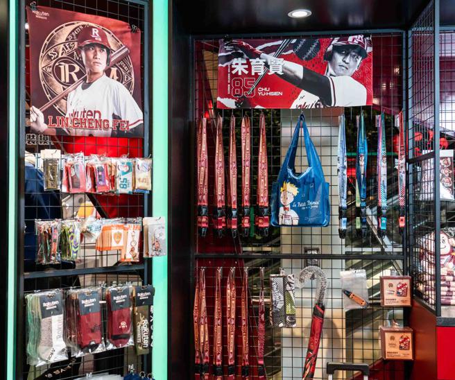 「Rakuten Monkeys」乐天桃猿品牌柜位会不定期推出的乐天桃猿队限量球衣、联名商品及各式设周边小物。（石智中摄）