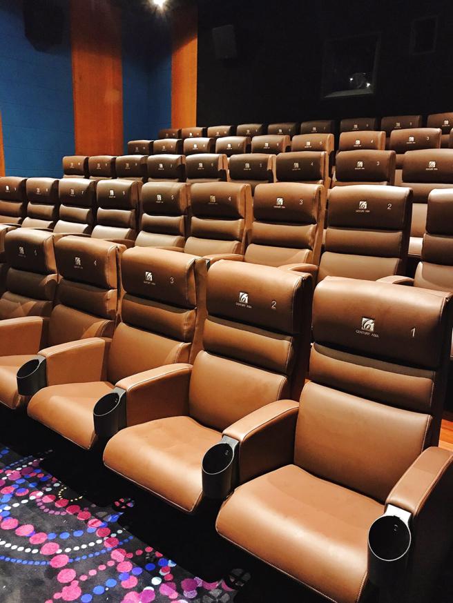喜乐时代影城桃园A19店独家首创全馆採法拉利系出同门的高规全皮革沙发座椅，环绕式音场设计结合落地式巨幕，就算是在微影厅中也能感受沉浸式的影音体验。（Global Mall提供）
