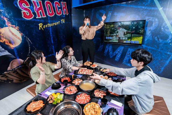 Global Mall 桃园A19带来了以海洋风结合棒球球场主题的「Shock烧肉」，主打烧肉火烤两吃吃到饱，以及结合KTV包厢欢唱双享受。（石智中摄）
