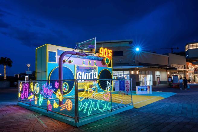 GLORIA OUTLETS华泰名品城今夏的暑假檔期「Newtro Playground」现正开跑，带来了一到三期彩虹热门復古场景打卡热点。（石智中摄）